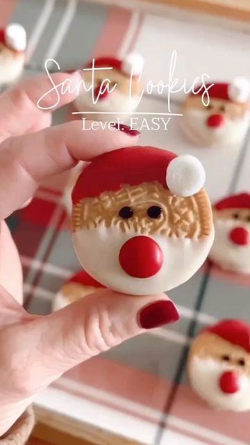 Togetherboom on Instagram: "Santa Cookies🎅🏼🎅🏼🎅🏼 #christmascountdown #reels #christmascookie #christmasdiy #xmas #xmascookies #xmasdiy #xmasdecorations #food #happyholidays #easy #nonbake #togetherboom" Melting Cookies, Easiest Christmas Cookies, Writing Icing, Christmas Oreos, Santa Snacks, Oreo Cookies Dipped, Christmas Movie Night, Cookie Exchange Party, Merry Christmas Baby