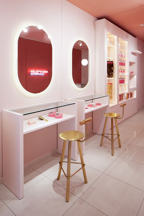 Is Instagram helping bring better spaces to the world? The designer behind this new NYC salon-cum-st - News - Frameweb Makeup Pop Up Shop, Event Moodboard, Glam Seamless, Hair Extension Brands, Beauty Event, Architecture Magazines, Instagram Help, Makeup Store, Store Design Interior