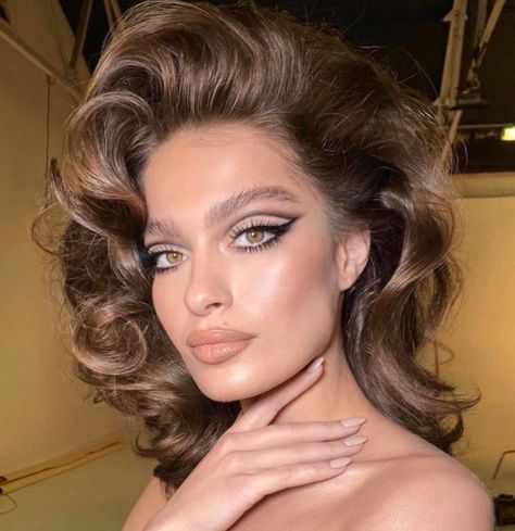 Eight Ultra-Chic 80s Hairstyles That Are Making a Huge Comeback in 2021 Disco Hair And Makeup, 70s Disco Makeup, 80’s Makeup, Look Disco, Disco Makeup, Disco Hair, 80's Hairstyle, Vintage Makeup Looks, 70s Makeup