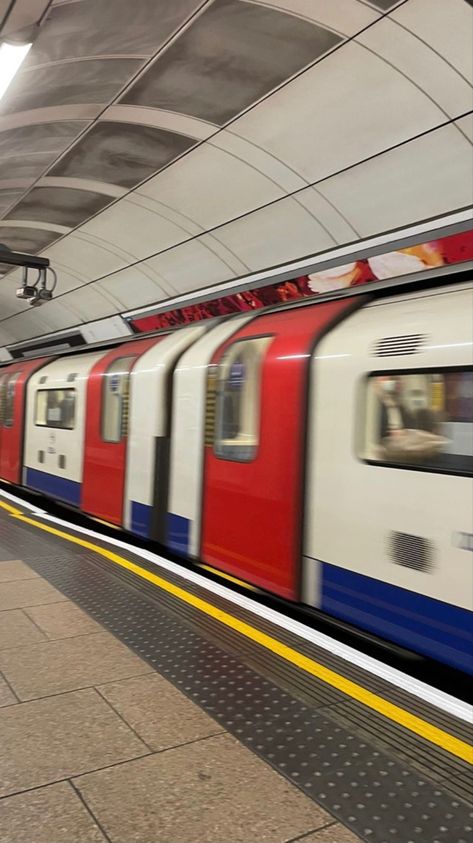 London Snapchat Stories Morning, Snapchat Snaps, London Train Station Aesthetic, England Train Station, London Euston Station, London Underground Stations, Camden Town, London Aesthetic, London Underground