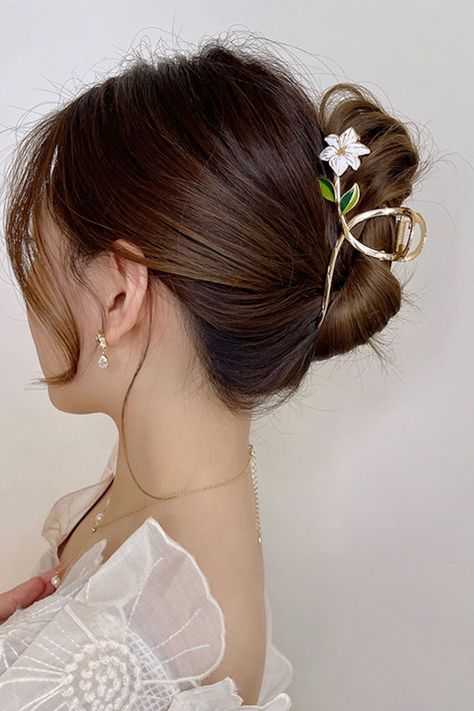 Gold Gardenia Claw Clip Flowers Hair Clips, Hot Necklaces, Hair Accessories Tiara, Ponytail Clip, Hair Accessories Collection, Trend 2024, Metal Hair, Flower Clip, Hair Game