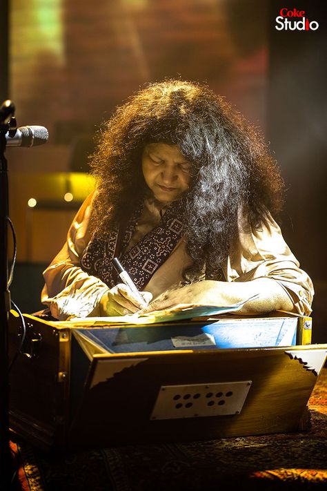 Top Sufi singer Abida Parveen Coke Studio Aesthetic, Abida Parveen, Identity Artists, Illustration Moodboard, Sufi Music, Pakistani Music, Pakistani Flag, Coke Studio, Pakistani People