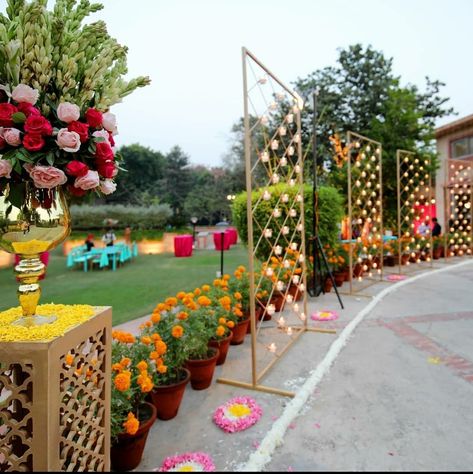 Wedding Reception Rooms, Haldi Decoration Ideas, Asian Wedding Decor, Welcome Home Decorations, Reception Stage Decor, Mehendi Decor Ideas, Themed Wedding Decorations, Destination Wedding Decor, Minimalist Wedding Decor