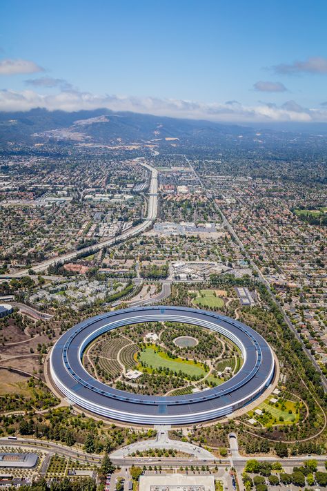 Apple Hq, Apple Store Design, Apple Headquarters, Avant Garde Architecture, City Skylines Game, Circular Buildings, Apple Park, Central Building, Popular Places