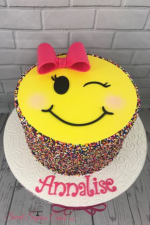 Winking Face Sprinkles Emoji Cake #sweetsuprisecakes #emojis #winkingface #sprinkles Emoji Cake Ideas, Smiley Face Cake, Emoji Cakes, Smile Cake, Emoji Birthday Cake, Minnie Cupcakes, Emoji Cake, Face Cake, Ideas Cupcakes