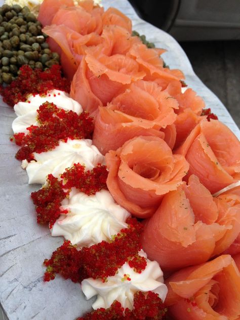 Smoked Salmon Charcuterie Board Ideas, Salmon Platter Presentation, Smoked Salmon Platter Presentation, Salmon Plating, Charcuterie Business, Smoked Salmon Platter, Salmon Platter, Smoked Salmon Appetizer, Appetizer Platters