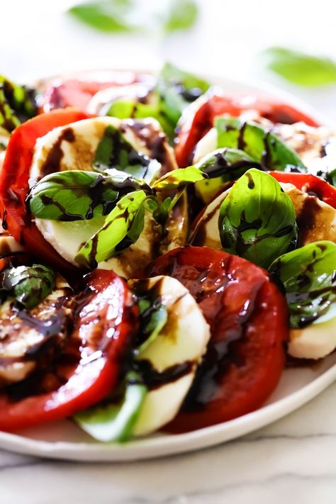 Caprese Salad with Balsamic Glaze... A refreshing and light salad comprised of tomatoes, mozzarella and basil. It is topped with an incredible Honey Balsamic Glaze that ties all the flavors together for an incredible meal, side dish or snack. Balsamic Reduction Recipe, Balsamic Glaze Recipes, Best Summer Salads, Salad Kale, Caprese Salad Recipe, Fresh Tomato Recipes, Italian Appetizers, Italian Salad, Summer Dishes