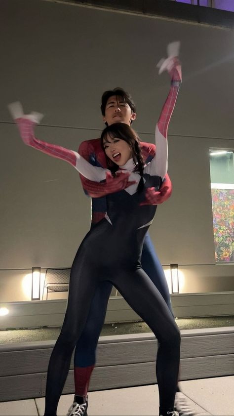 Aesthetic Couple Halloween Costumes, Spider Man Couple Costume, Spiderman Couple, Halloween Costumes 2022, Couple Cosplay, Best Couples Costumes, Seluar Ketat, Spiderman Costume, Round Of Applause