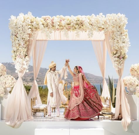 Hindu Wedding Theme Ideas, Hindu Mandap Decoration, Outdoor Mandap Decor Indian, White Wedding Mandap, White Hindu Wedding, Phere Mandap Decoration, Indian Mandap Decor, Shimla Wedding, Decoration For Indian Wedding