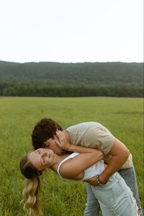 Pictures With My Boyfriend, Self Timer Photoshoot Ideas Couple, Poses For Couples Short Guy, Simple Cute Couple Photos, Cute Anniversary Picture Ideas, Unique Couple Pics, Professional Photoshoot Ideas Couples, Chill Couple Pictures, Cute Couple Pic Ideas Photo Poses