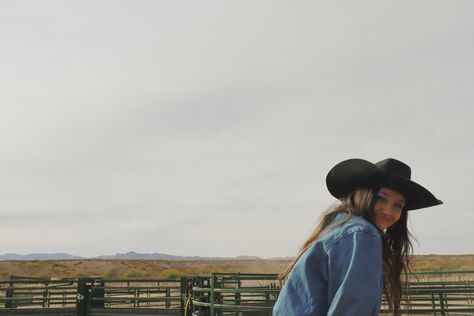 cowboy Western Clean Girl Aesthetic, Granola Cowgirl, Trucker Aesthetic, Head Over Boots, Cowgirl Photoshoot, Miley Stewart, Cowgirl Aesthetic, Life Is A Gift, Western Aesthetic