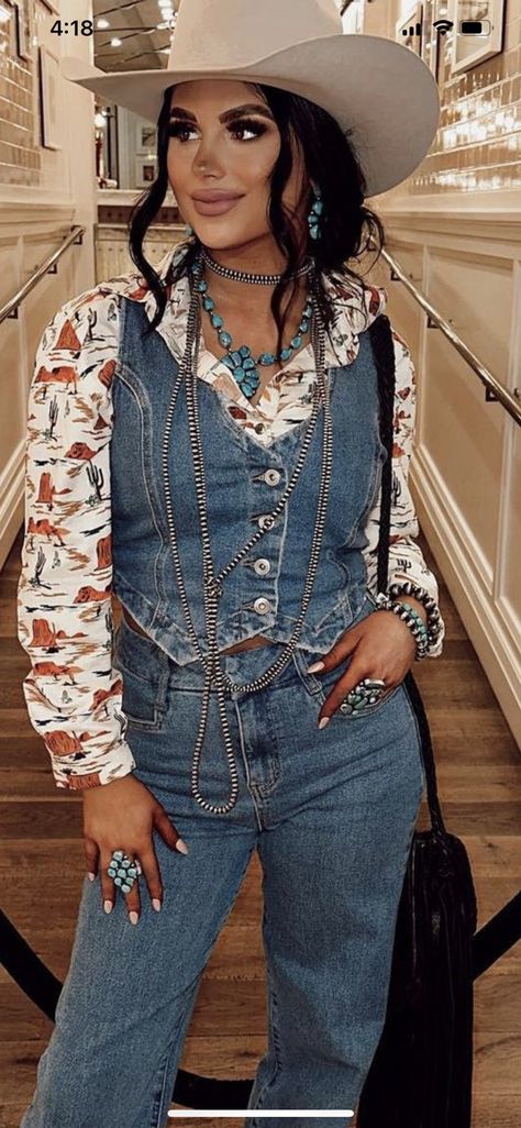 Vegas Cowgirl, Western Influencer, Denim Cowgirl Outfit, 70s Western Fashion, Nashville Style Outfits, Nfr Outfits, Nfr Fashion, Vegas Outfit, Western Wear Outfits