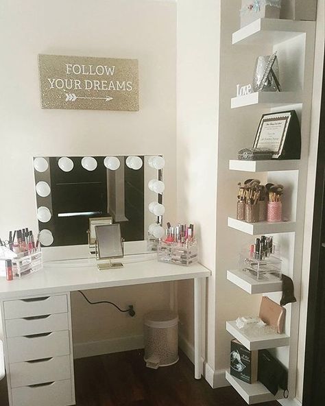 Simple Dresser, Hollywood Makeup, Teenage Room, Shaving Mirror, Cute Room Ideas, Teenage Bedroom