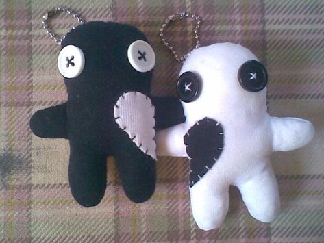 Voodoo Doll Sewing Pattern, Handmade Stuffed Animals Sewing, Couples Plushies, Creepy Plushies Diy, Sewing Patterns Plushies Easy, Handmade Plushies Diy, Cute Diy Plushies, Plushies To Sew, Creepy Stuffed Animals Diy