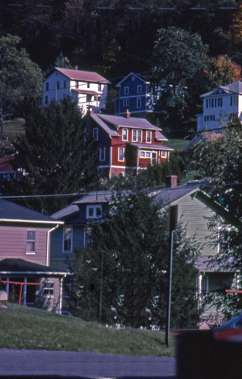 West Virginia Houses Everything is built on the side of a hill West Virginia Houses, West Virginia Aesthetic Wallpaper, West Virginia Wallpaper, Virginia Gothic, West Virginia Aesthetic, Mcdowell County, Appalachian History, Wheeling West Virginia, West Va