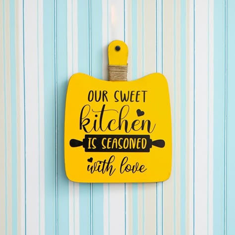 Diy Chopping Board Craft, Chopping Board Drawing, Kitchen Wall Decor Quotes, Chopping Board Decor, Chopping Board Art, Kitchen Wall Art Diy, Kitchen Quotes Decor, Mouldit Clay, Making Frames