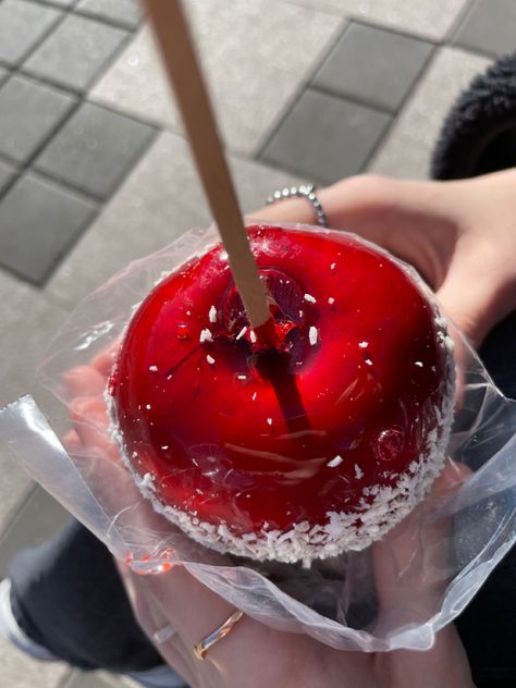 Candy Apples Aesthetic, Apples Aesthetic, Best Junk Food, Apple Aesthetic, Chocolate Covered Fruit, Mexican Dessert Recipes, Dessert Plating, Dessert Pizza, Food Drinks Dessert