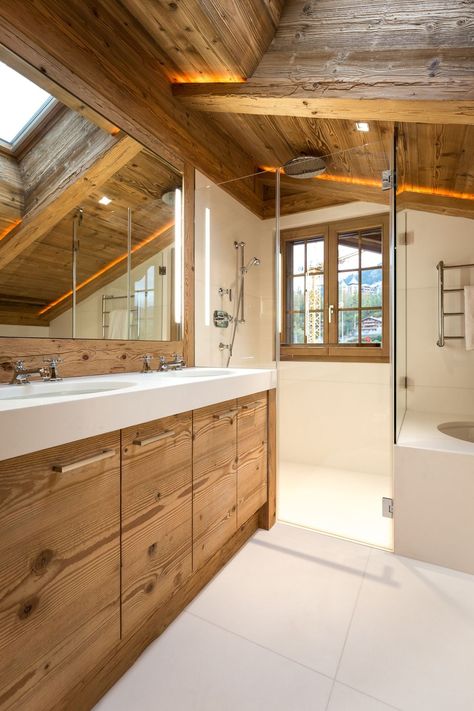 Wooden Bathroom Design, Chalet Kitchen Ideas, Ski Chalet Bathroom, Mountain Chalet Interior, Chalet Style Homes Interior, Modern Cabin Bathroom, Rougemont Interiors, Chalet Bathroom, Chalet Modern