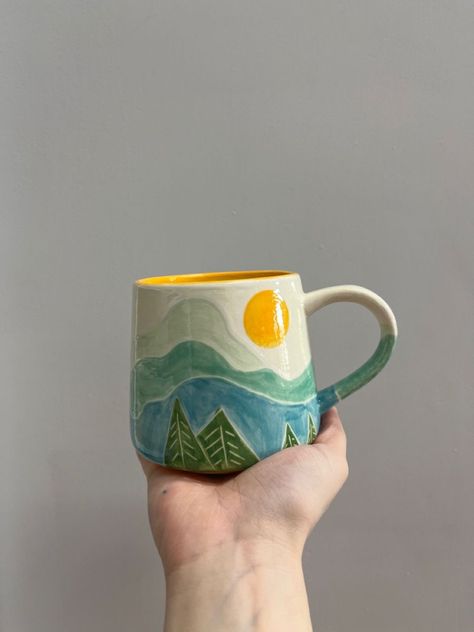 Ceramic Mug Painting Ideas Floral, Clay Mugs Painting, Painted Pottery Mountains, Coffee Cup Pottery Painting Ideas, Mug Painting Ideas Mountains, Ceramic Mugs Designs, Easy Hand Painted Mug Ideas, Mug Decoration Ideas, Mugs Hand Painted