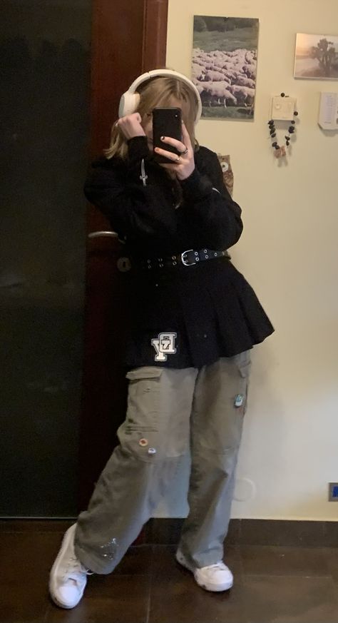 green cargo pants under a short black skirt paired with a black cropped hoodie Black Cargo Skirt Outfit, Pants Under Skirt, Short Black Skirt, Under Skirt, Green Cargo Pants, Green Cargo, Mirror Pic, Cool Poses, Black Crop