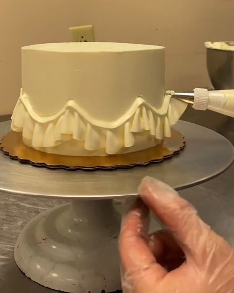 Buttercream Ruffles, Piping Tip, Decorator Frosting, Ruffled Feathers, Icing Techniques, Cake Decorating For Beginners, Frosting Tips, Cake Decorating Videos, Piping Tips