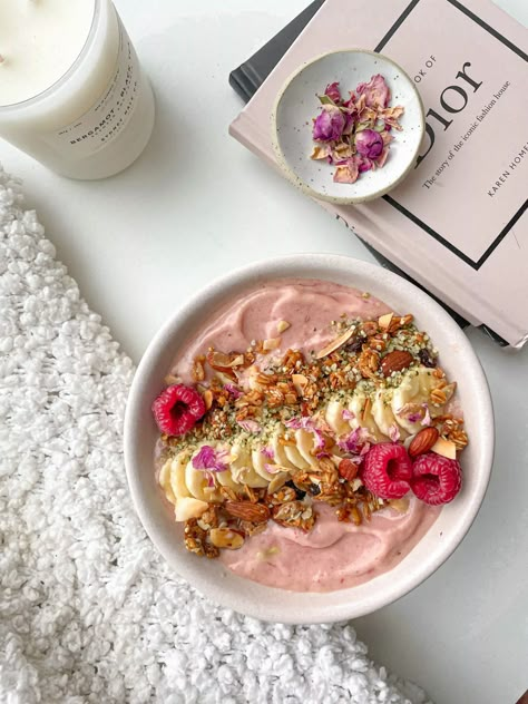 Pink Acai Bowl Aesthetic, Aesthetic Food Bowl, Pink Smoothie Bowl Aesthetic, Healthy Food Pink Aesthetic, Healthy Smoothie Bowl Recipes Breakfast, Brunch For One, Healthy Smoothie Aesthetic, Smoothie Bowl Acai, Smoothie Astethic