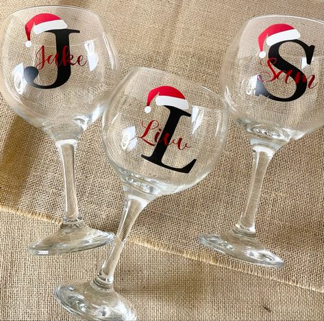 Personalised santa gin glasses. Check out our instagram - happilily.events Wine Glass Cricut, Crafty Christmas Gifts, Christmas Gin, Christmas Wine Glasses, Royal Craft, Sublimacion Ideas, Cricut Christmas Ideas, Custom Wine Glass, Gin Glasses