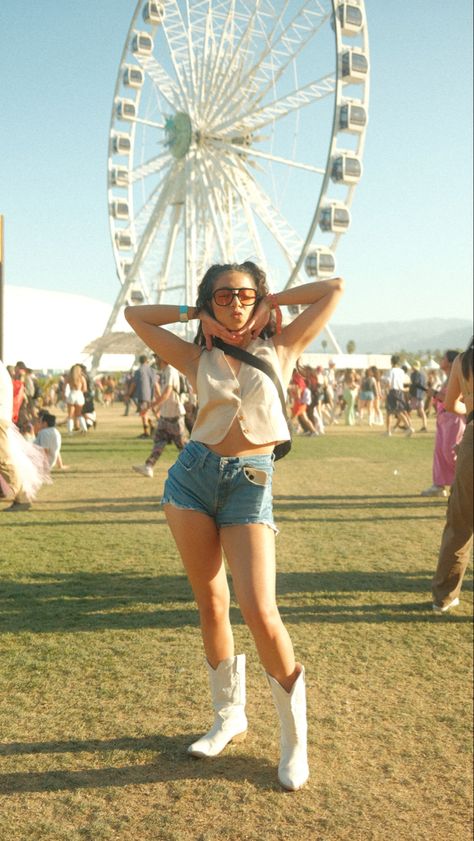 Festival
Coachella
Festival season Music Festival Photoshoot, Music Festival Photo Ideas, Festival Photo Op, Festival Poses Ideas, Coachella Poses, Coachella Photoshoot, Festival Photo Ideas, Festival Poses, Festival Hairstyles