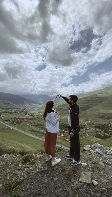 Couple Mountain Pictures, Hiking Pose, Outfits Granola, Mountain Photo Ideas, Beach Waterfall, Aesthetic Outfit Men, Hiking Outfit Ideas, Hiking Couple, Guy Aesthetic