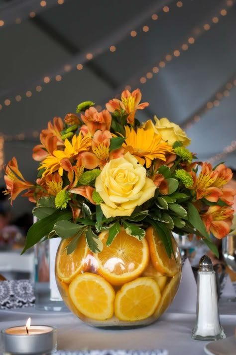 Fruit Centerpieces Wedding, Orange Centerpieces, Summer Table Decorations, Fruit Centerpieces, Orange Baby Shower, Fiesta Tropical, Diy Arrangements, Summer Baby Shower, Spring Baby Shower