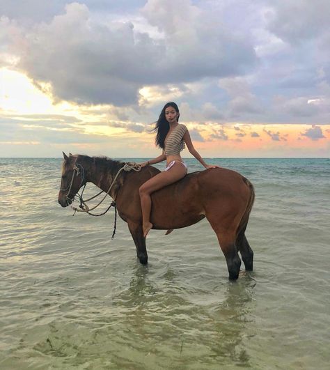 Beach Horseback Riding, Horse Photoshoot Ideas, Woman Riding Horse, Horseback Riding Outfits, Horse Riding Outfit, Ig Models, Cindy Kimberly, Horse Photography, Horse Girl