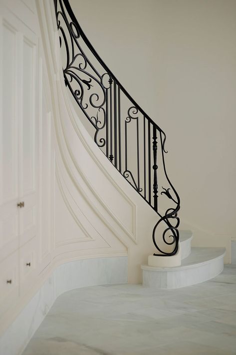 COUNTRY & COASTAL — Scott Yetman Design Classic Staircase, Fine Antique Furniture, Staircase Design Modern, English Manor Houses, Stair Decor, French Architecture, Foyer Design, Interior Stairs, Elegant Interiors