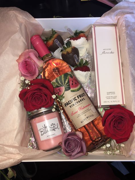 Wine And Candle Gift Basket, Wine Gift Box Ideas, Flowers Wine, Rosé Wine, Wine Candles, Candle Basket, Dessert Candles, Wine Gift Boxes, Wine Bottle Gift