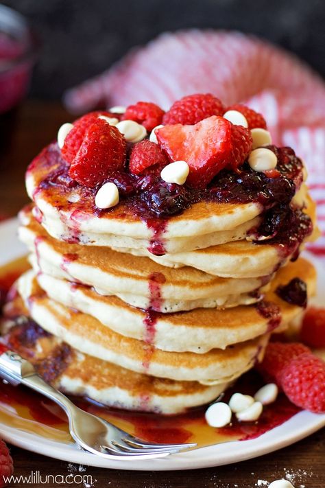 White Chocolate Pancakes with homemade berry syrup and fresh berries and white chocolate on top. They're AMAZING! White Chocolate Chip Pancakes, Homemade Blueberry Pancakes, Blueberry Oatmeal Pancakes, Vegan Blueberry Pancakes, Pancake Syrup Recipe, Funfetti Pancakes, Berry Syrup, Fluffy Blueberry Pancakes, Lemon Blueberry Pancakes