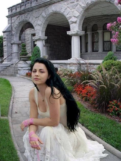 Snow White Queen, Amy Lee Evanescence, Women Of Rock, Amy Lee, Evanescence, New Rock, Female Singers, Marilyn Monroe, Aesthetic Fashion