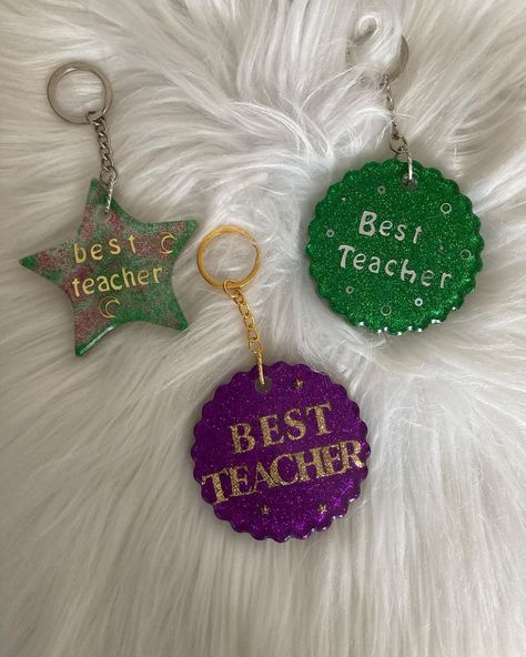 Teachers Day Keychain, Teachers Day Card Design, Teachers Day Card, Diy Bracelet Designs, Teachers Day, End Of School, Diy Bracelet, Hand Work, School Gifts