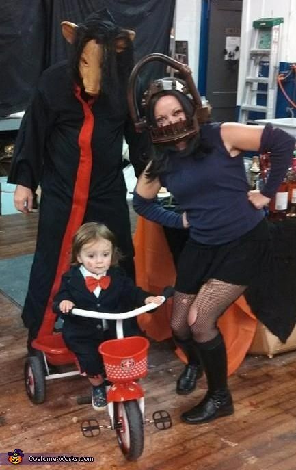 (The Saw Family Halloween Costume)  I love the notion that families can bond over scary movies. Saw Family Costume, Scary Sibling Costumes, Saw Couples Costume, Saw Costume Couple, Horror Family Costumes, Good Cosplay Ideas, Creepy Family Halloween Costumes, Saw Movie Costume, Family Horror Halloween Costumes