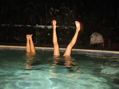 Night Pool Pictures With Friends, Night Swimming Photoshoot, Pool Tanning Aesthetic, By The Pool, Pool Aesthetic Friends, Pool With Friends Aesthetic, Night Swimming Aesthetic Pool, Swimming Pool Friends, Pool Pics With Friends