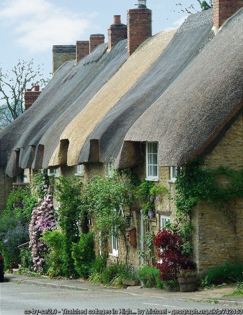 Oxfordshire Thatched Cottages Lovely Houses, Cottage House Designs, English Country Cottages, Cute Cottages, English Cottages, Thatched House, Country Gardens, Lovely Places, Beautiful Cottages