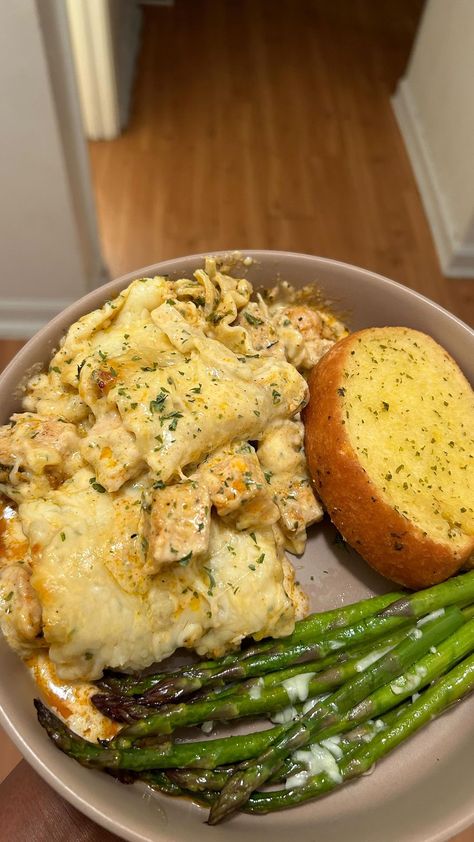 So good 😋 . Alfredo pasta rolls, asparagus, and Garlic bread . . . . #explorepage✨ #foodie #pasta #foodporn #womenthatcook #dinner… | Instagram Alfredo Pasta Rolls, Alfredo Pasta, Garlic Bread, Move In, Alfredo, Soul Food, Asparagus, Noodles, Garlic