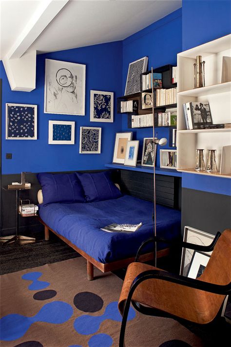 Cobalt blue walls, it's not cave like at all. The white bookshelves and white framed art makes everything pop. Very nice. Cobalt Blue Bedrooms, Pantone 2020, Blue Bedroom Decor, Christmas Bedroom, Style Deco, Blue Living Room, Blue Dream, Blue Rooms, Decoration Inspiration