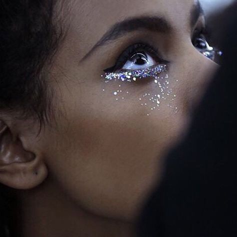 Silver glitter under eye - beauty inspiration for GLOWLIKEAMOFO.com Alana Hadid, Glitter Makeup Looks, Ball Aesthetic, Glitter Balloons, Rave Makeup, Celestial Wedding, Wedding Court, Night Court, A Court Of Mist And Fury