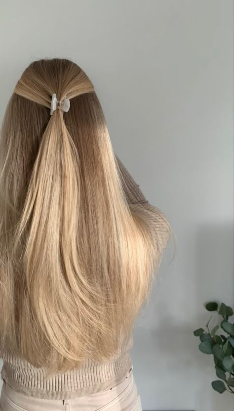 Hair With Small Clips, Small Hairclip Hairstyles, Hairstyle With Hair Clip, Hair With Clips, Hairstyles With Clips, Small Hair Clips, Blonde Hair Inspiration, Light Hair Color, Easy Hairstyles For Long Hair