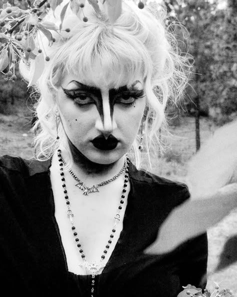 Tradgoth Makeup 80s, White Face Goth Makeup, No Eyebrows Makeup Look Goth, Trad Goth Makeup 80s, Traditional Goth Makeup, Makeup Styles To Try, Goth People, Alt Subcultures, Trad Goth Makeup