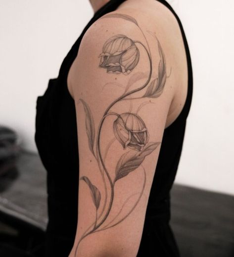 25 Flow Tattoos That Are All About Fluidity, Freedom, And Creativity Freehand Flower Tattoo, Linear Tattoos For Women, Thai Tattoos For Women, Abstract Floral Tattoo, Abstract Flower Tattoos, Seoul Hongdae, Abstract Tattoo Designs, Understanding Women, Instagram Tattoo