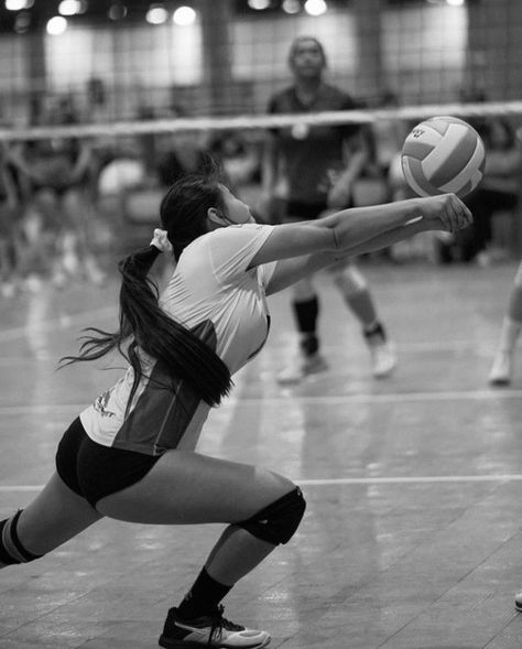 Volleyball Libero Aesthetic, Volleyball Vision Board, Libero Volleyball Aesthetic, Volleyball Black And White, Volleyball Aesthetic Pictures, Volley Aesthetic, Volleyball Goals, Volleyball Team Photos, Libero Volleyball