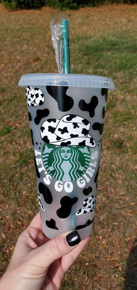 "Let's go girls" Cow print Starbucks Reusable 24oz Cold Cup with straw. This cup can be personalized with a name on the side. *Message me for custom color options. All items are handmade and may be slightly different/unique then each other and may contain some minor imperfections that just add to their designs!  **CARE INSTRUCTIONS** * HAND WASH ONLY. (gentle wash/no soak) * These cups are NOT dishwasher safe. * These cups are NOT microwave Safe. * Should not be left in high heat for a long peri Cowgirl Starbucks Cup, Western Starbucks Cup, Cold Whether Outfits, Vinyl Designs For Cups, Cow Print Cowgirl Hat, Preppy Cups, Copo Starbucks, Starbucks Cup Design, Starbucks Cup Art