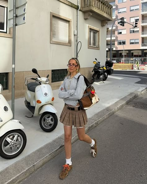 Feeling all the Friday vibes 🌟✨ • • #ghsarchive #styleinspo #streetwear #outfitinspiration #outfitideas #summerinspo #summertrends #summerfashion Sofia Coelho, Winter Sneakers Outfit, Friday Vibes, New Balance Outfit, Street Style Fall Outfits, Trendy Outfits Winter, The Friday, Brown Outfit, Street Style Trends