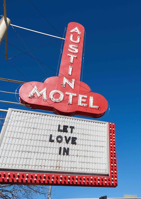 An offbeat Texas original gets a stylish refresh—and stays wonderfully weird Retro Umbrella, Austin Motel, Inspo Words, Kidney Shaped Pool, Funky Wallpaper, Give Me A Sign, Travel Texas, Paper Towns, Tufted Bed