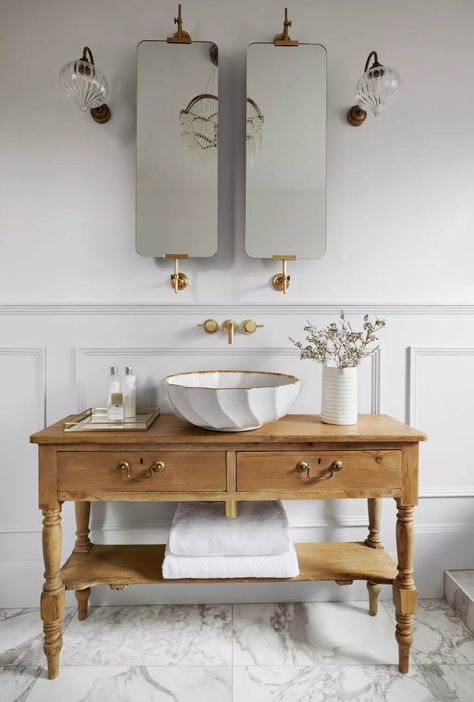 Italian Toilet Design, Bathroom Basins Ideas, Turn Of The Century Bathroom, French Bathroom Decor Vintage, Parisian Style Bathroom, Italian Bathrooms, Powder Room Vanity Ideas, Bathroom Island, Italian Farmhouse Decor